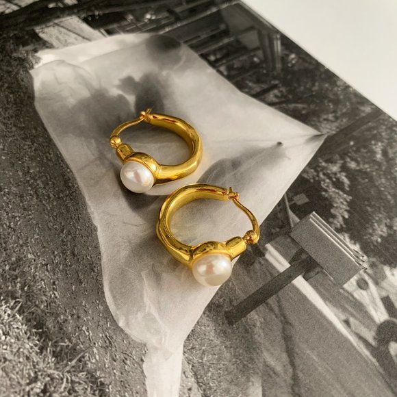 NEW 18K Gold Plated Pearl Hoop Earrings - Picture 4 of 8